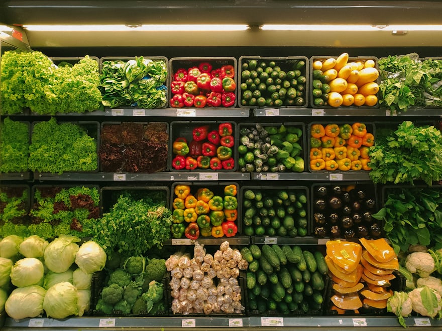 Expositor de frutas y verduras de un comercio de alimentación