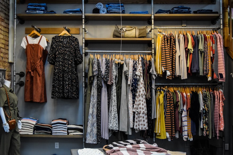 Interior de una tienda de moda independiente